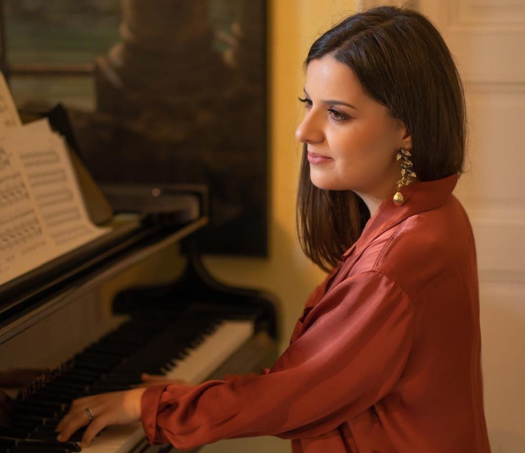 Sofia Novikova, pianiste de cérémonie, à son piano
